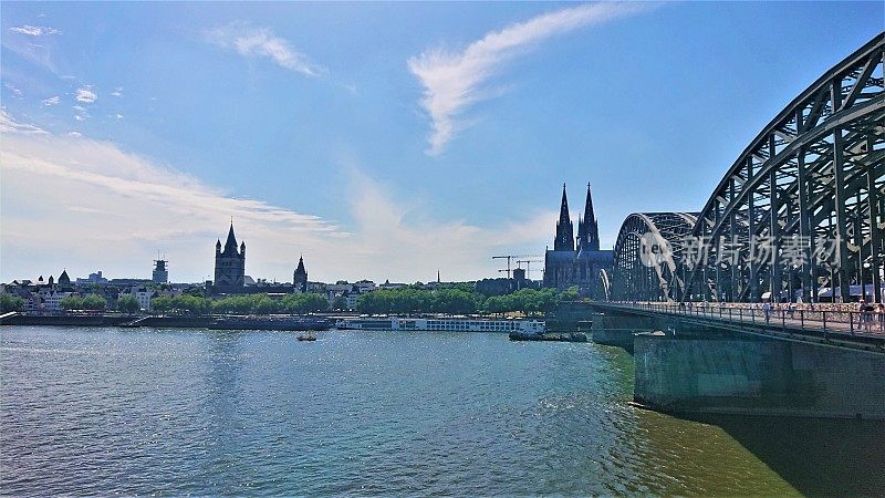 德国。古龙香水。6月。与科隆大教堂和圣马丁教堂一起俯瞰莱茵河。