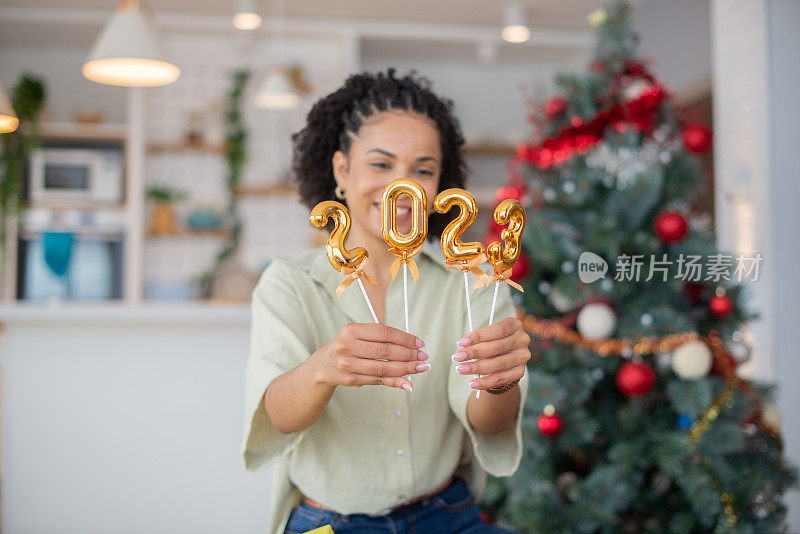 快乐的女人庆祝圣诞节