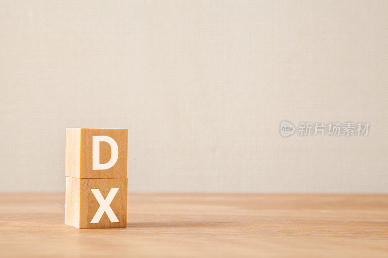 数字转换。DX。写在木块上的DX字母。