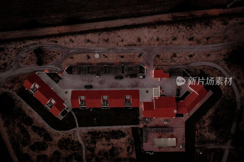 无人机在葡萄牙阿连特霍的波尔图科沃村的主要广场拍摄的天空视图。