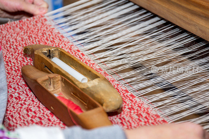 旧工艺。木制小木屋内部的古代织布机元素。