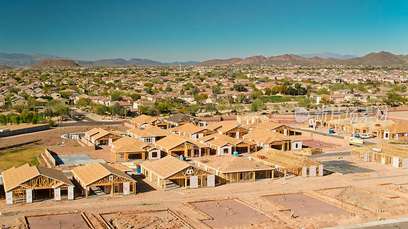 地基和半建成的房子后面有完成的郊区住宅-无人机拍摄