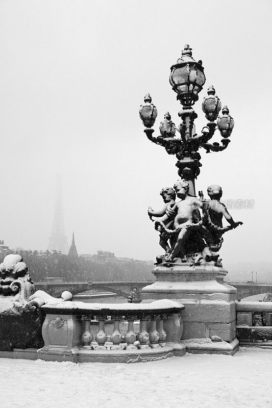 雪下的巴黎亚历山大三世大桥