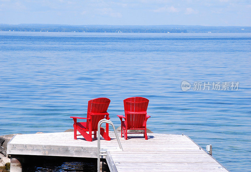 码头上的两把红椅子
