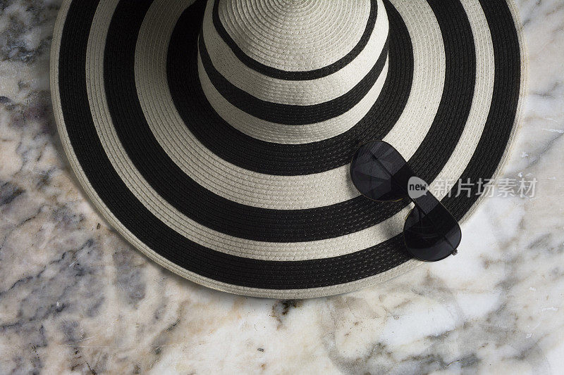 有白色条纹和黑色条纹的女性夏季帽子