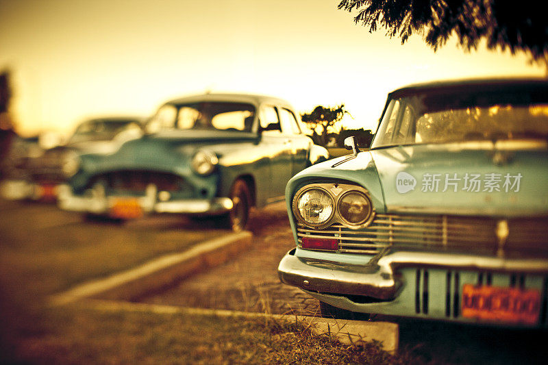 蓝色复古美国汽车在古巴与老照片滤镜