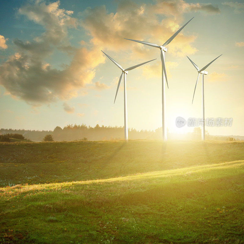 风力发电机在日落夏季景观涡轮机