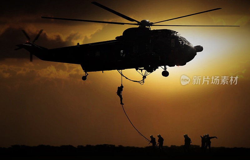 日落时分，直升机空投士兵