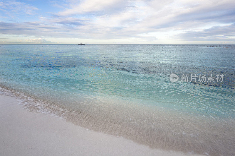 平静海面上的小岛