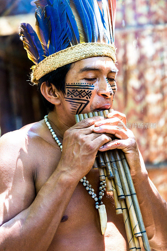 演奏木笛的巴西土著