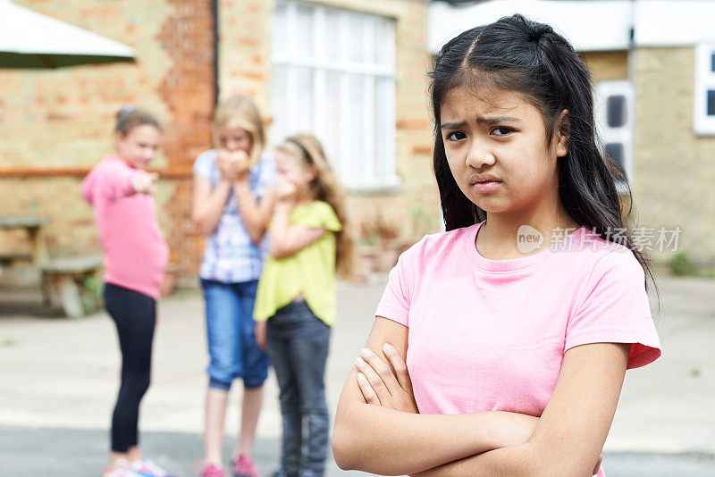 不开心的女孩被学校的朋友八卦