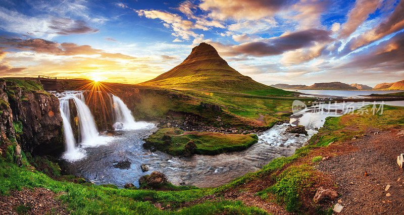 风景如画的日落和瀑布。Kirkjufel
