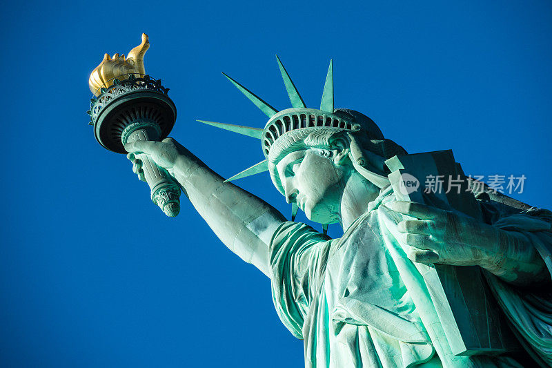 自由女神像的肖像在完美的天气条件下蓝色的天空铜火炬