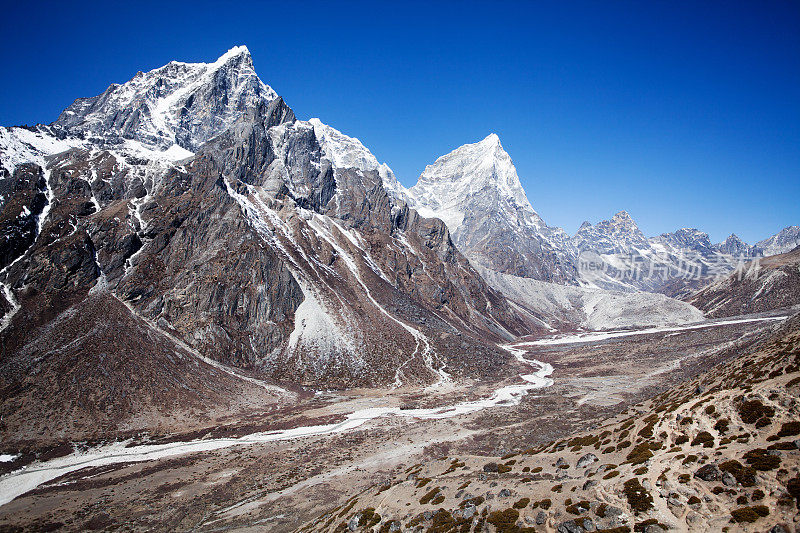 美丽的晴天，令人惊叹的喜马拉雅山全景