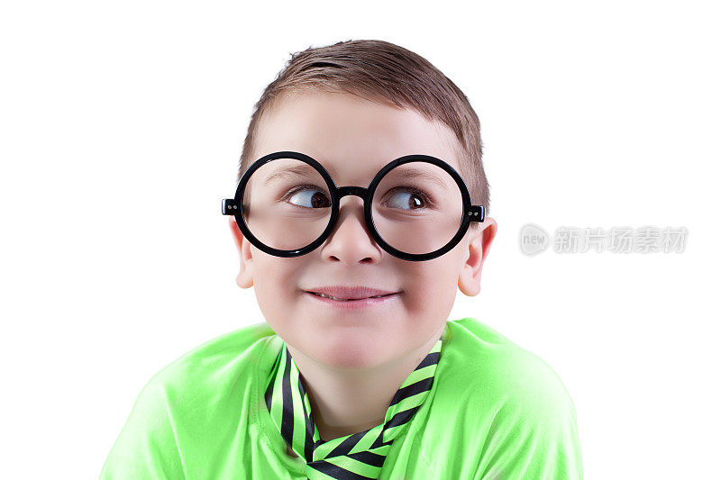 一个戴着圆眼镜的可爱男孩的肖像