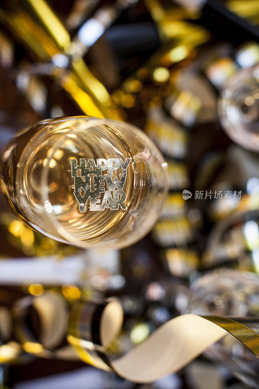 用香槟酒杯祝你新年快乐