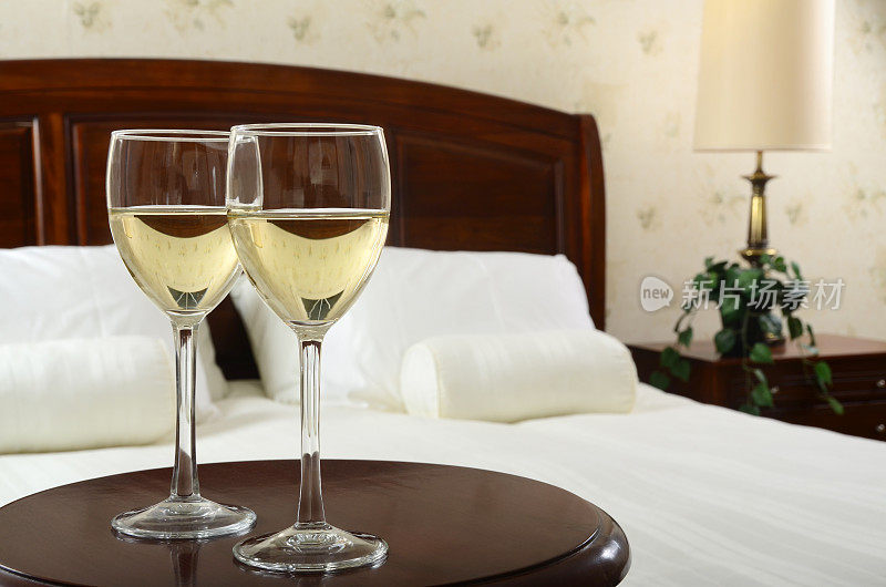 双人床旁浪漫白葡萄酒