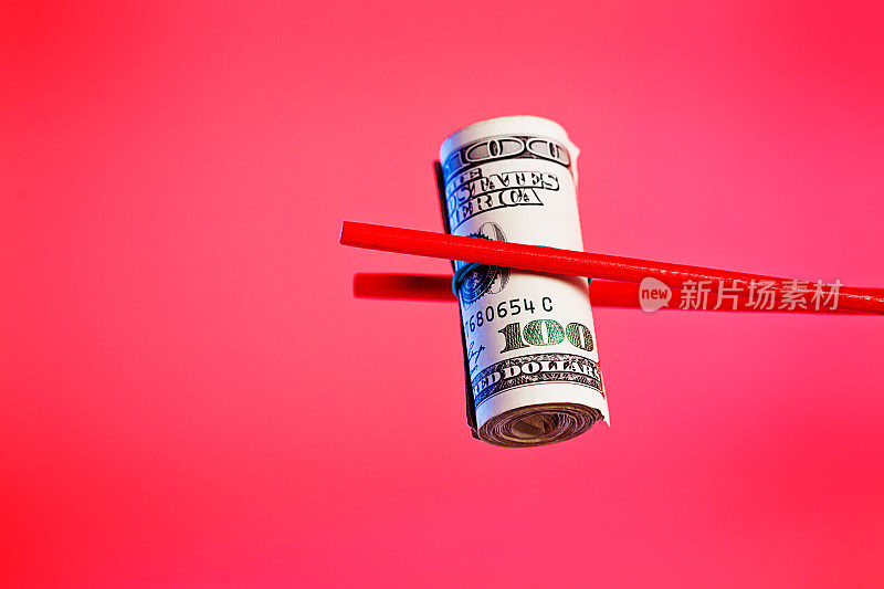 钱寿司!筷子可以夹起紧紧卷起的100美元钞票