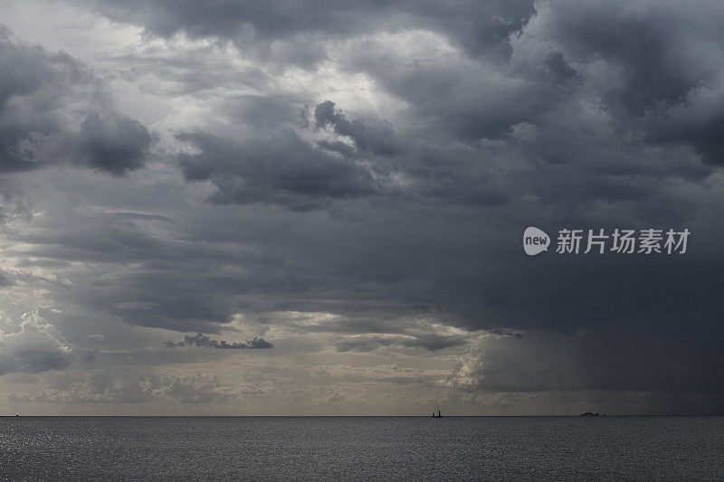 风平浪静，风雨交加