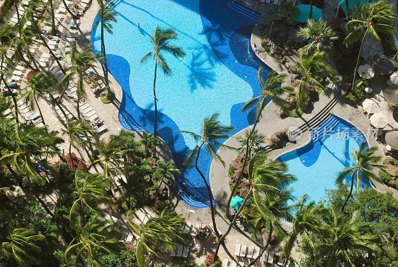 鸟瞰热带度假胜地的游泳池。