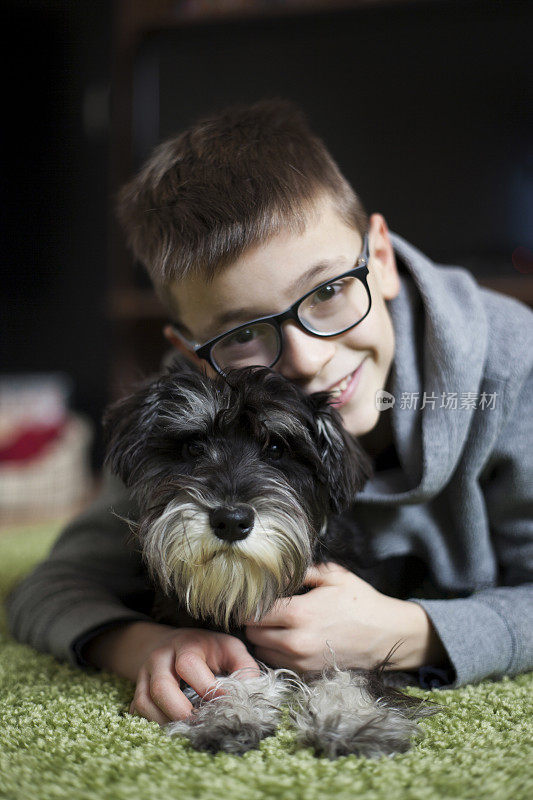 可爱的男孩和他最好的朋友狗