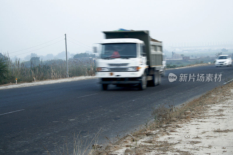 在高速公路上行驶的国内卡车。