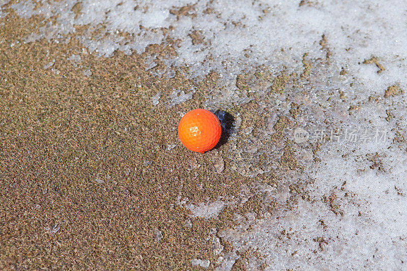 春季高尔夫球场，果岭和融化的雪