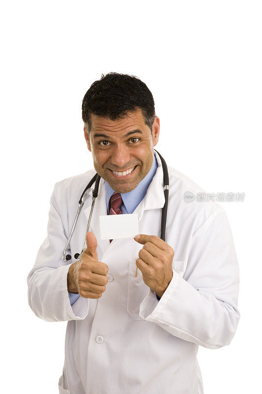 西班牙裔男医生拿着空白卡片，竖起大拇指