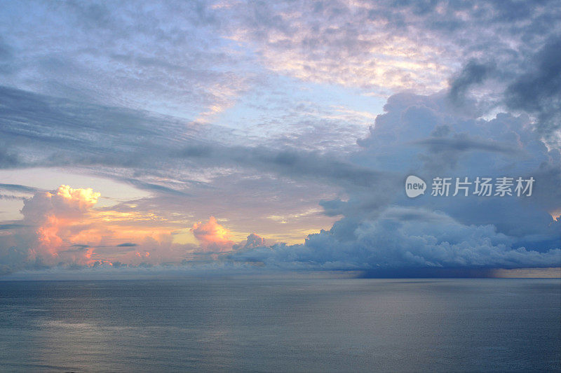 大西洋上空的雷雨