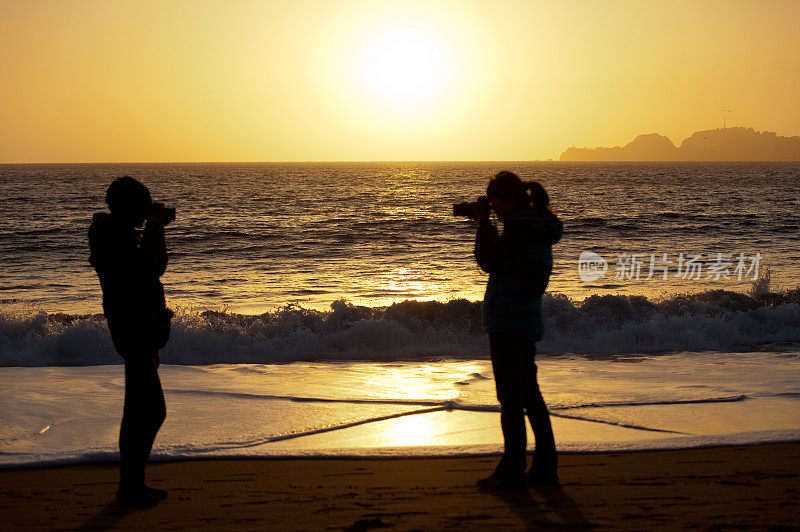 摄影师和海滩日落