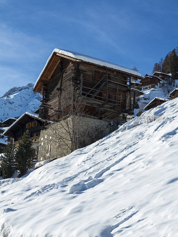 雪覆盖的瑞士高山小屋和村庄