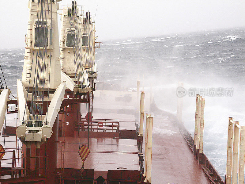 在恶劣天气条件下航行的船舶
