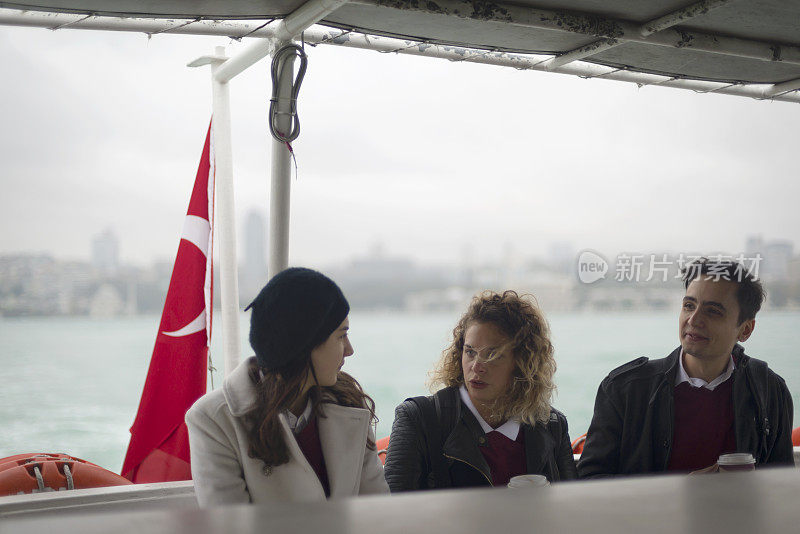渡船上的土耳其学生，通勤上学，早晨，伊斯坦布尔