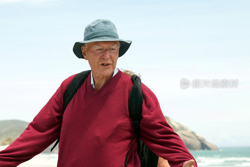 老人在海滩上散步
