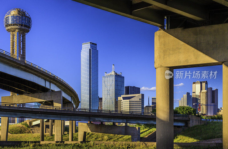 达拉斯天际线和州际公路立交桥，城市景观和摩天大楼