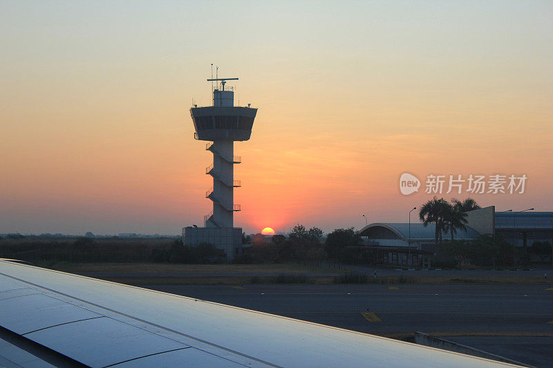 机场塔后的日出