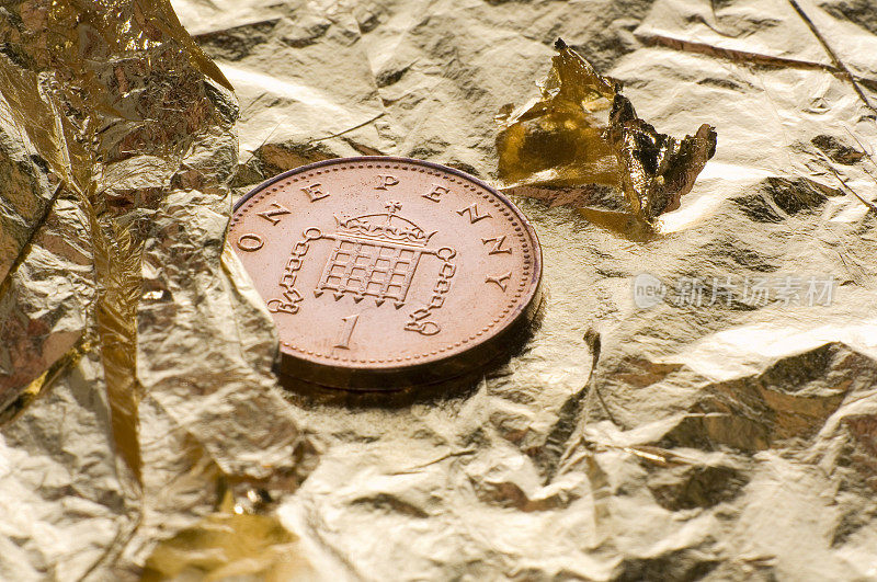 一便士硬币在金箔上