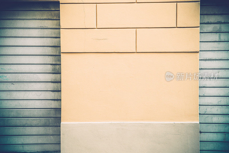 金属百叶窗和米色墙的建筑细节
