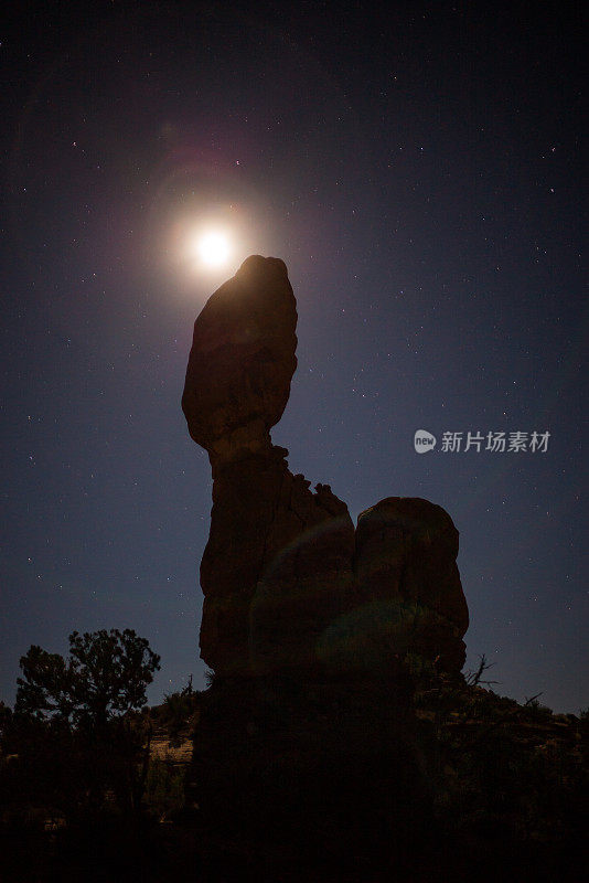 平衡的红石拱门国家公园的夜晚