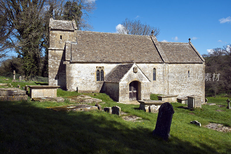 风景如画的老教堂，邓茨伯恩劳斯，科茨沃尔德，英国