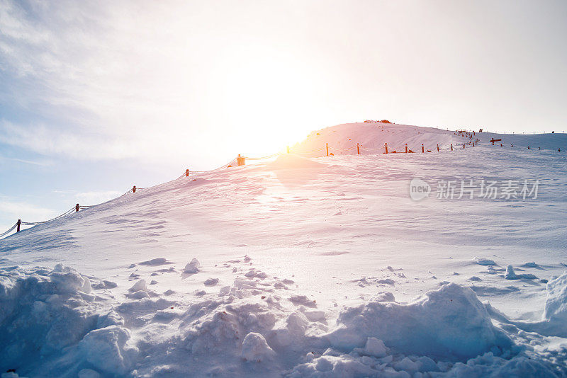 冰雪覆盖的路径