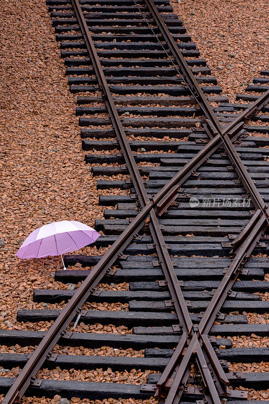 雨伞、铁路轨道和枕木