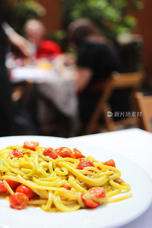 罗马一家餐厅里的意大利面食配圣女果