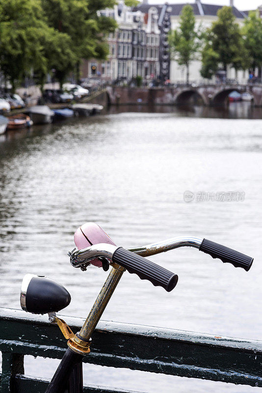 自行车在荷兰阿姆斯特丹的运河附近