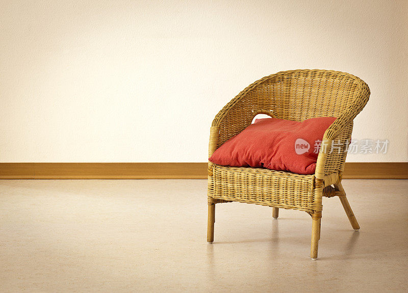 红色靠垫的柳条椅