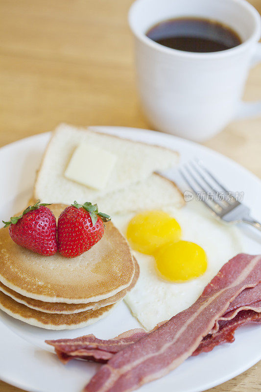 健康早餐鸡蛋，咖啡，火鸡培根，煎饼和吐司