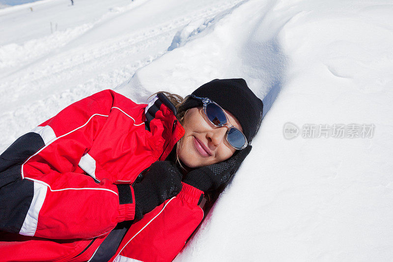 一个女人躺在雪地里