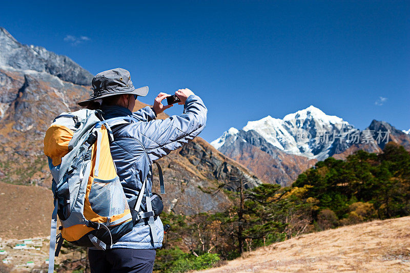 一名女游客正在珠穆朗玛峰国家公园拍照