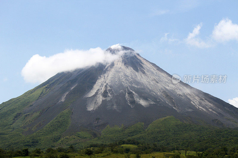 阿雷纳尔火山与火山灰痕迹