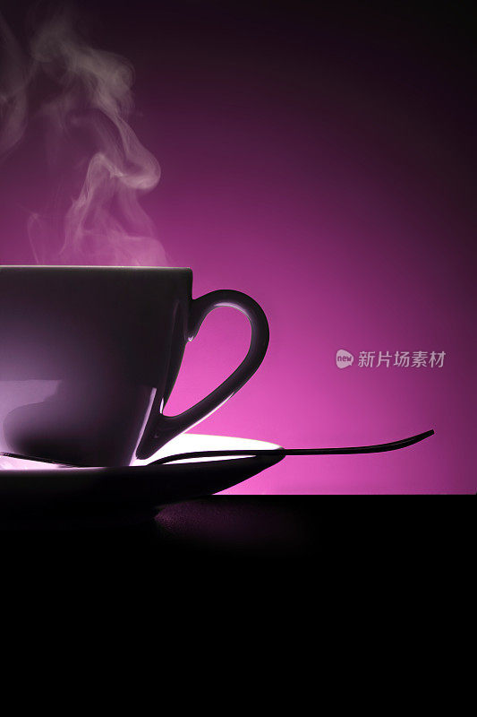 紫色背景的热咖啡杯和勺子
